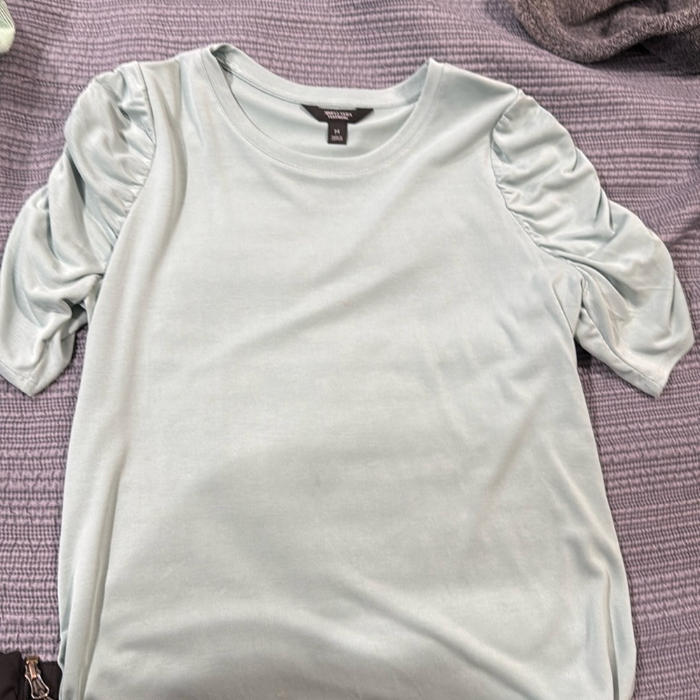Excellent condition. Simply Vera light blue blouse with cute scrunch sleeves